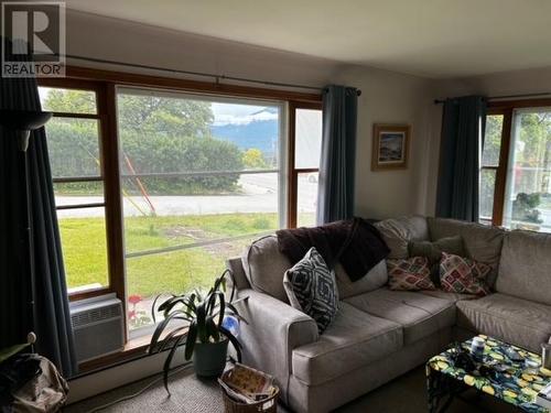 604 Ibbitson  Street, Creston, BC - Indoor Photo Showing Living Room