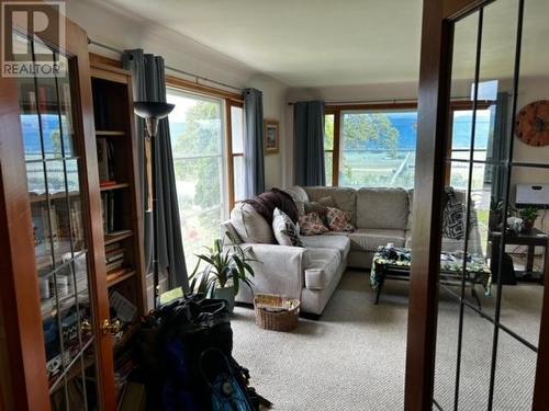 604 Ibbitson  Street, Creston, BC - Indoor Photo Showing Living Room