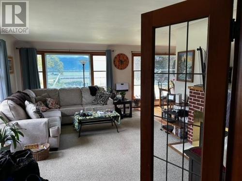 604 Ibbitson  Street, Creston, BC - Indoor Photo Showing Living Room