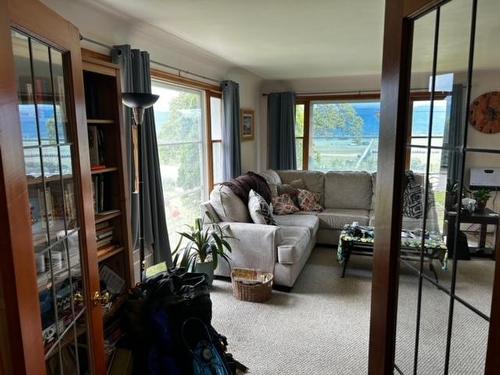 604 Ibbitson Street, Creston, BC - Indoor Photo Showing Living Room