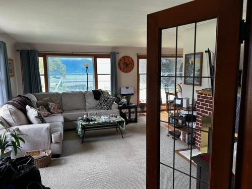 604 Ibbitson Street, Creston, BC - Indoor Photo Showing Living Room