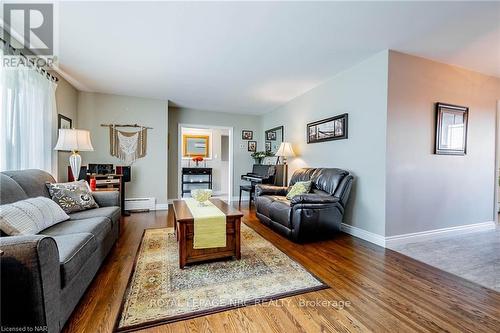 22 Ridgewood Avenue, Port Colborne, ON - Indoor Photo Showing Living Room