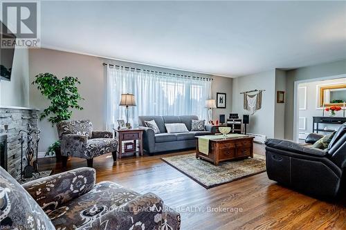 22 Ridgewood Avenue, Port Colborne, ON - Indoor Photo Showing Living Room