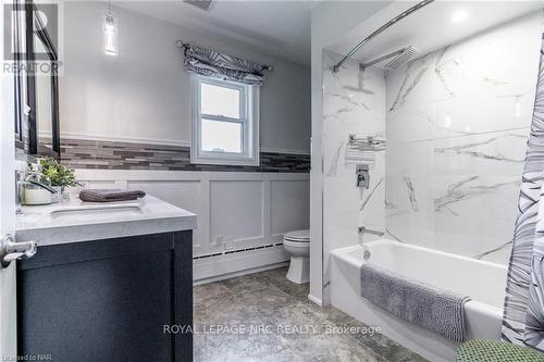 22 Ridgewood Avenue, Port Colborne, ON - Indoor Photo Showing Bathroom