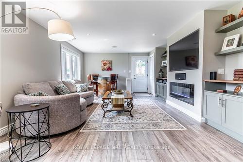 22 Ridgewood Avenue, Port Colborne, ON - Indoor Photo Showing Living Room