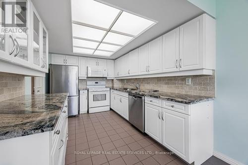 1403 - 900 Yonge Street, Toronto, ON - Indoor Photo Showing Kitchen