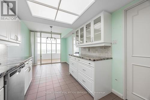 1403 - 900 Yonge Street, Toronto, ON - Indoor Photo Showing Kitchen