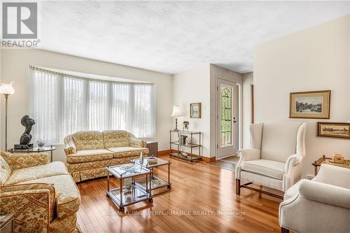 1192 Bay Road, Prescott And Russell, ON - Indoor Photo Showing Living Room