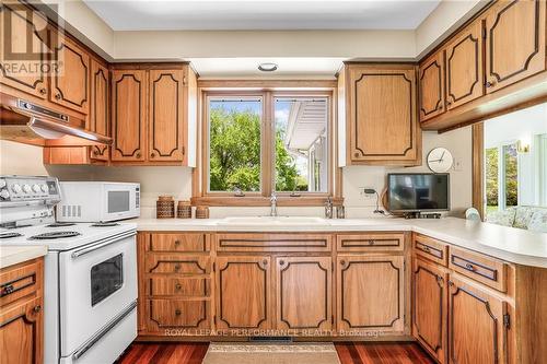 1192 Bay Road, Prescott And Russell, ON - Indoor Photo Showing Kitchen