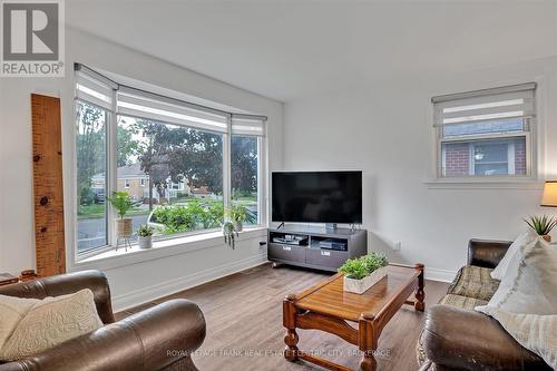 683 Bellaire Street, Peterborough, ON - Indoor Photo Showing Living Room