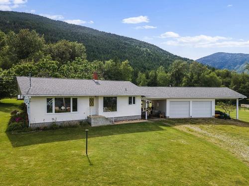 1055 Simmons Road, Creston, BC - Outdoor