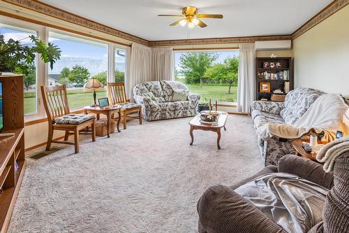 1055 Simmons Road, Creston, BC - Indoor Photo Showing Living Room