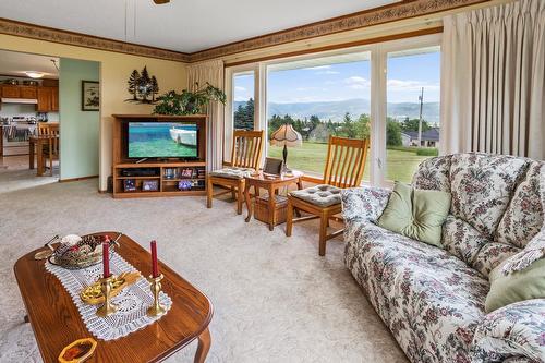 1055 Simmons Road, Creston, BC - Indoor Photo Showing Living Room