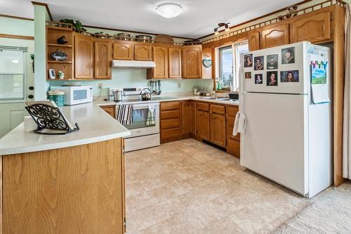 1055 Simmons Road, Creston, BC - Indoor Photo Showing Kitchen With Double Sink