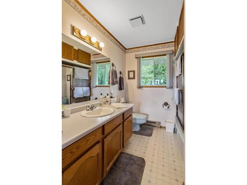 1055 Simmons Road, Creston, BC - Indoor Photo Showing Bathroom