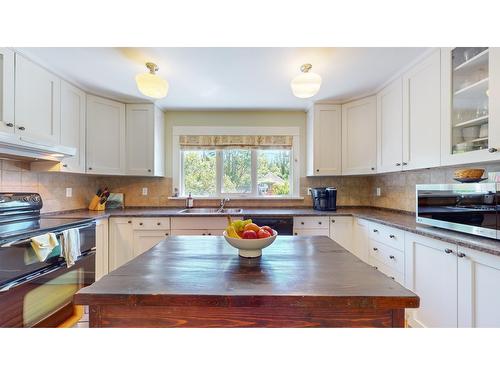 72 101St Avenue, Kimberley, BC - Indoor Photo Showing Kitchen With Double Sink