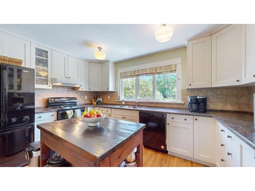 72 101St Avenue, Kimberley, BC - Indoor Photo Showing Kitchen With Double Sink