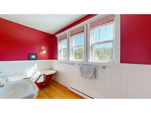 72 101St Avenue, Kimberley, BC - Indoor Photo Showing Bathroom