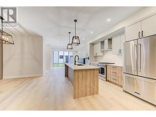 839 Lawson Avenue Unit# 4, Kelowna, BC - Indoor Photo Showing Kitchen With Stainless Steel Kitchen With Upgraded Kitchen