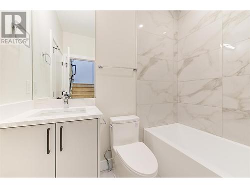 839 Lawson Avenue Unit# 4, Kelowna, BC - Indoor Photo Showing Bathroom