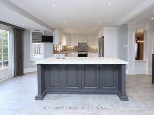 2577 Burnford Tr, Mississauga, ON - Indoor Photo Showing Kitchen