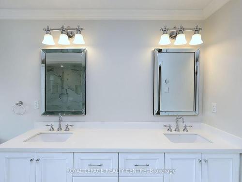 2577 Burnford Tr, Mississauga, ON - Indoor Photo Showing Bathroom