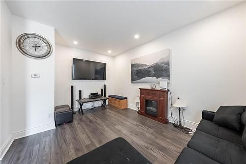 23 Baker Street, Hamilton, ON - Indoor Photo Showing Living Room