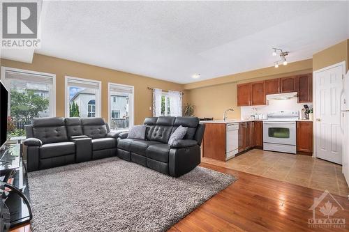 1544 Demeter Street, Ottawa, ON - Indoor Photo Showing Living Room