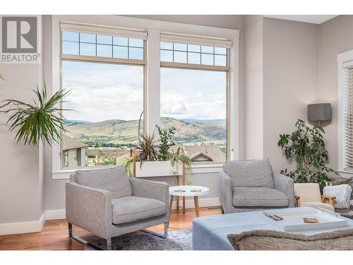 1039 Mt Ida Drive, Vernon, BC - Indoor Photo Showing Living Room