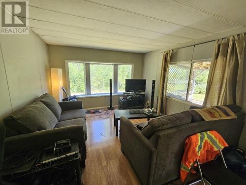 2207 Vernon Road, Quesnel, BC - Indoor Photo Showing Living Room
