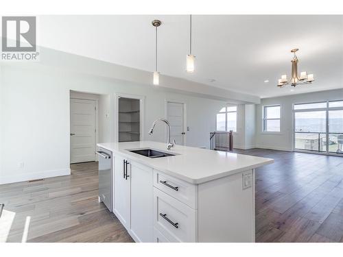 1473 Tower Ranch Drive, Kelowna, BC - Indoor Photo Showing Kitchen With Double Sink