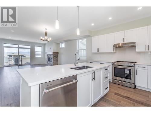 1473 Tower Ranch Drive, Kelowna, BC - Indoor Photo Showing Kitchen With Double Sink With Upgraded Kitchen