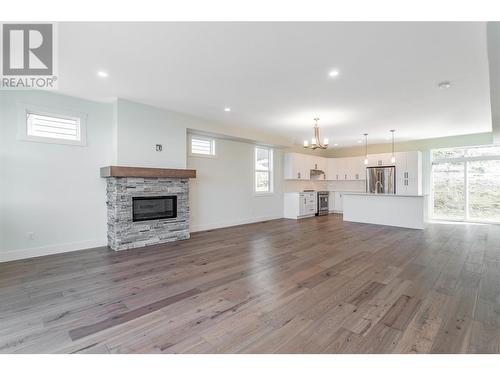 1473 Tower Ranch Drive, Kelowna, BC - Indoor Photo Showing Living Room With Fireplace