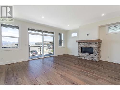 1473 Tower Ranch Drive, Kelowna, BC - Indoor Photo Showing Living Room With Fireplace