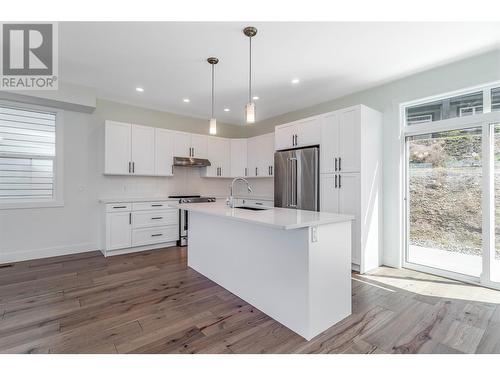 1473 Tower Ranch Drive, Kelowna, BC - Indoor Photo Showing Kitchen With Upgraded Kitchen