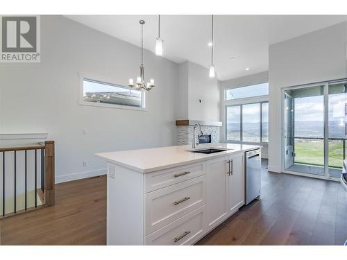 1416 Tower Ranch Drive, Kelowna, BC - Indoor Photo Showing Kitchen With Upgraded Kitchen