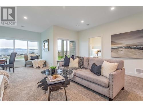 1432 Tower Ranch Drive, Kelowna, BC - Indoor Photo Showing Living Room