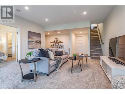 1432 Tower Ranch Drive, Kelowna, BC - Indoor Photo Showing Living Room