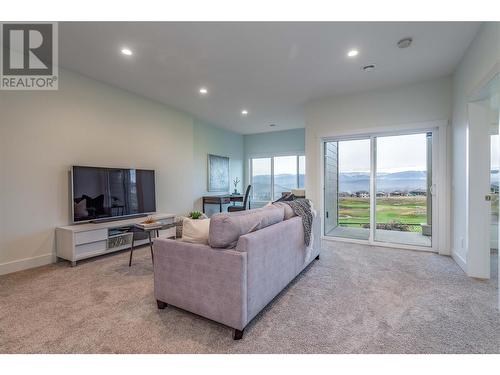 1432 Tower Ranch Drive, Kelowna, BC - Indoor Photo Showing Living Room