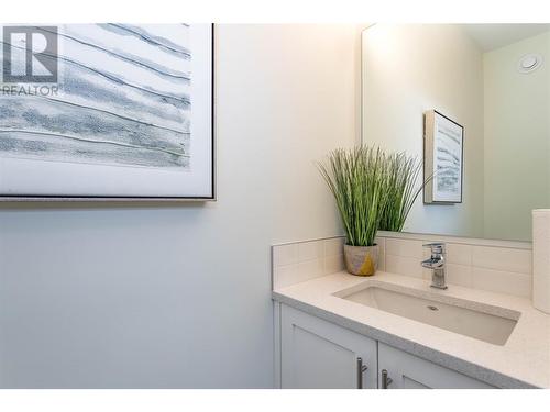 1432 Tower Ranch Drive, Kelowna, BC - Indoor Photo Showing Bathroom