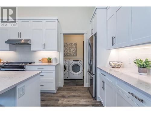 1432 Tower Ranch Drive, Kelowna, BC - Indoor Photo Showing Kitchen With Upgraded Kitchen