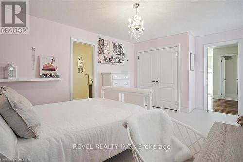 4666 Mcleod Road, Burlington, ON - Indoor Photo Showing Bedroom