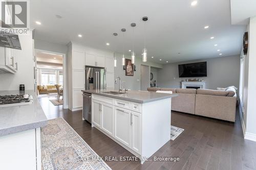 124 Drexler Avenue, Guelph/Eramosa, ON - Indoor Photo Showing Kitchen With Upgraded Kitchen