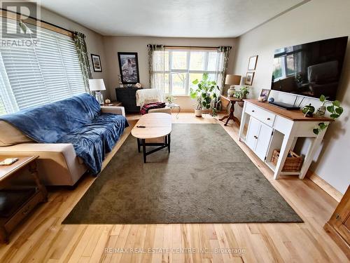 17 Cemetery Road, Norfolk, ON - Indoor Photo Showing Living Room