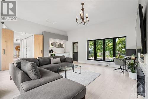 995 Fieldown Street, Ottawa, ON - Indoor Photo Showing Living Room