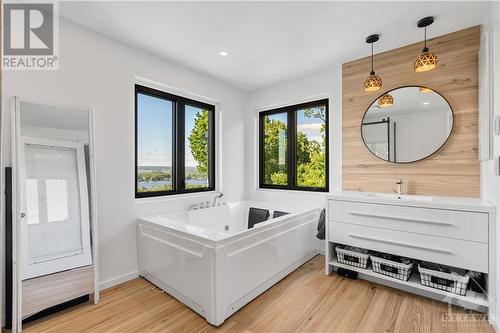 995 Fieldown Street, Ottawa, ON - Indoor Photo Showing Bathroom