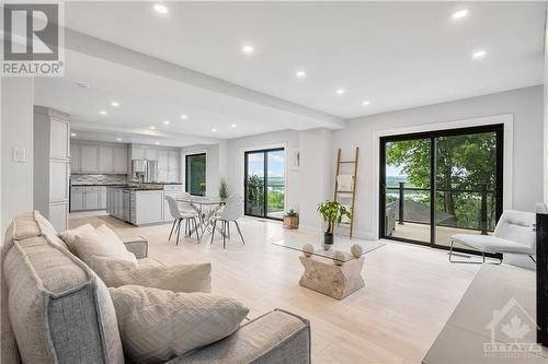 995 Fieldown Street, Ottawa, ON - Indoor Photo Showing Living Room