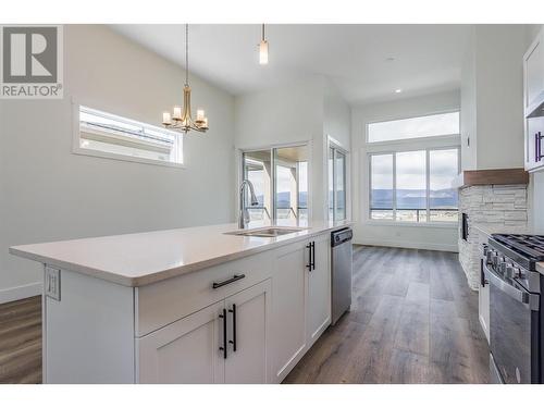 1408 Tower Ranch Drive, Kelowna, BC - Indoor Photo Showing Kitchen With Upgraded Kitchen