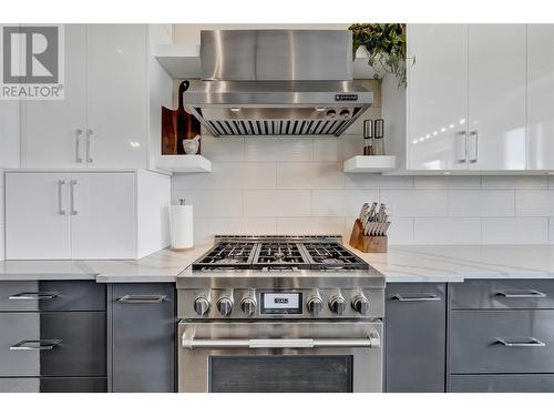 1130 Stockley Street, Kelowna, BC - Indoor Photo Showing Kitchen With Upgraded Kitchen