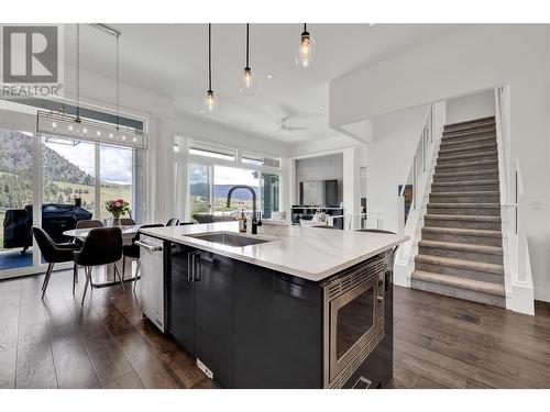 1130 Stockley Street, Kelowna, BC - Indoor Photo Showing Kitchen With Upgraded Kitchen